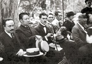 José Vasconcelos e Diego Rivera durante um evento ao ar livre no Parque Chapultepec, Cidade do México, 1921